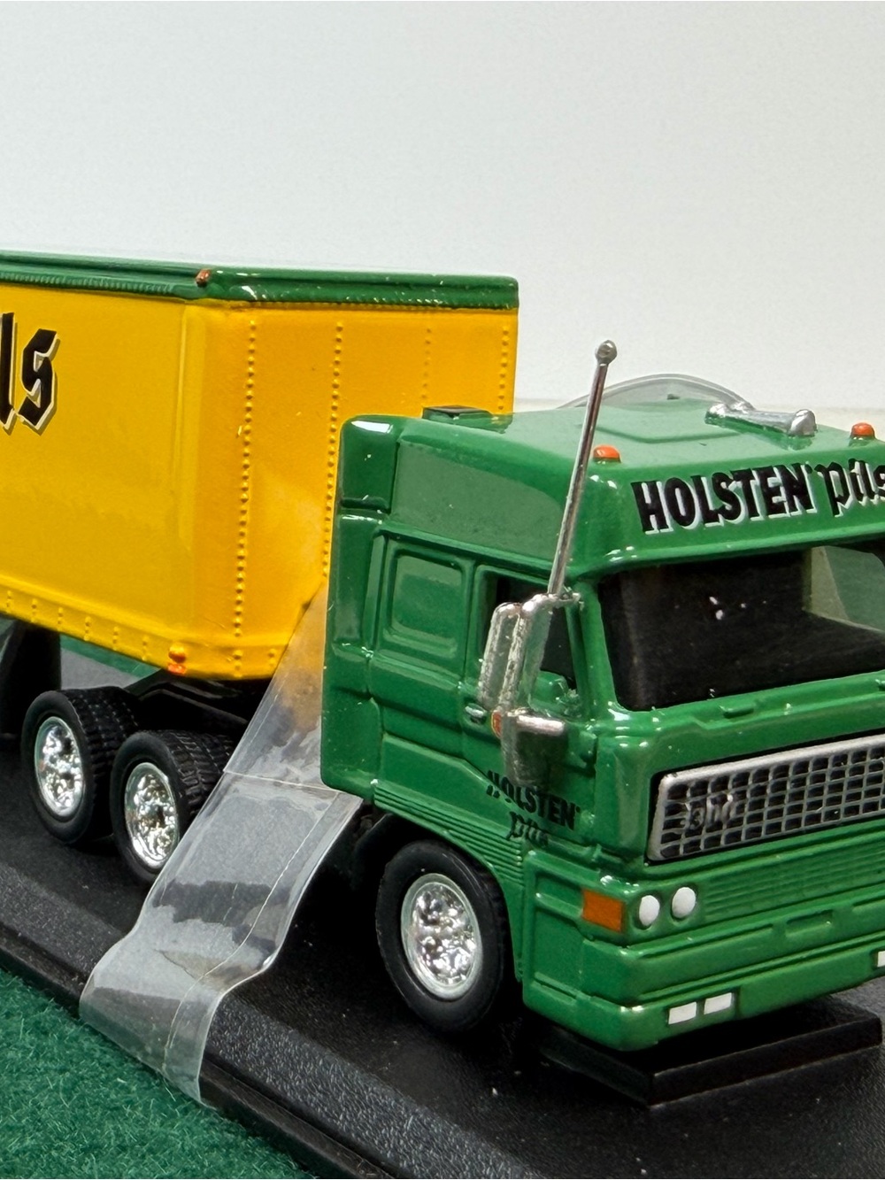Holsten Pils DAF Tractor Trailer Die-Cast Model - Green Cab, Yellow Trailer